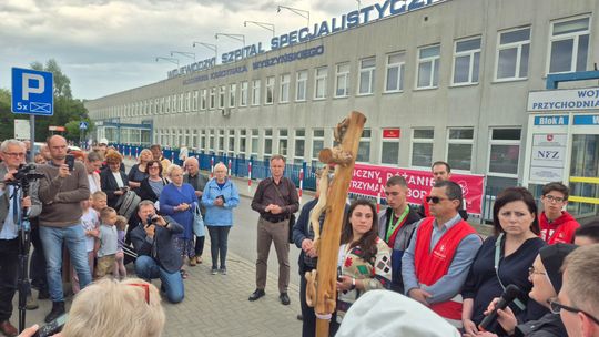 Różaniec pod szpitalem wojewódzkim zorganizowany przez fundację Kai Godek