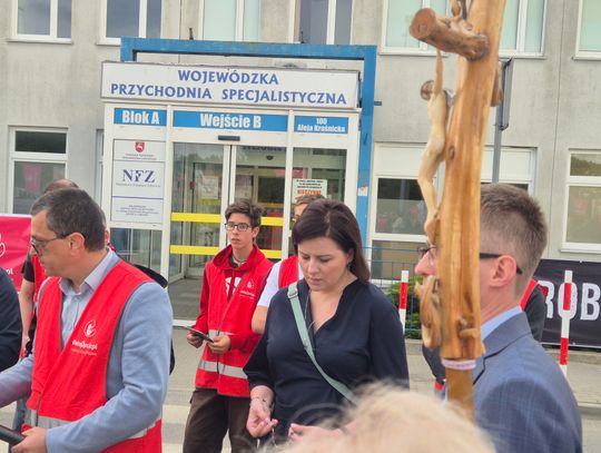Różaniec pod szpitalem wojewódzkim zorganizowany przez fundację Kai Godek
