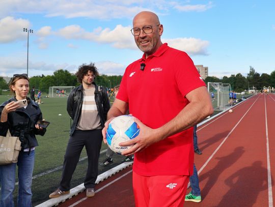 Minister sportu przyznał dotację na remont i budowy boisk samorządom z Lubelszczyzny. Uroczystość odbyła się na boisku przy sp16.