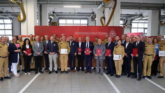 Ochrona Ludności i Obrona Cywilna wręczenie umów dla komend miejskich i powiatowych.