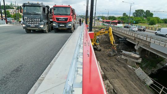 Sześć ciężarówek testuje nowy most na al. Unii Lubelskiej w Lublinie