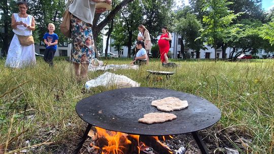 Pieczenie podpłomyków na słomianym rynku