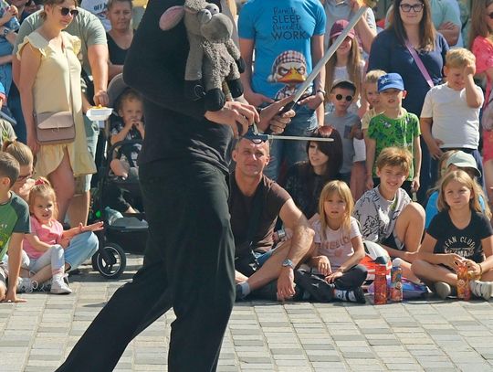Carnaval Sztukmistrzów - na scenie Circus Grand Danois a w powietrzu finaliści zawodów trickline