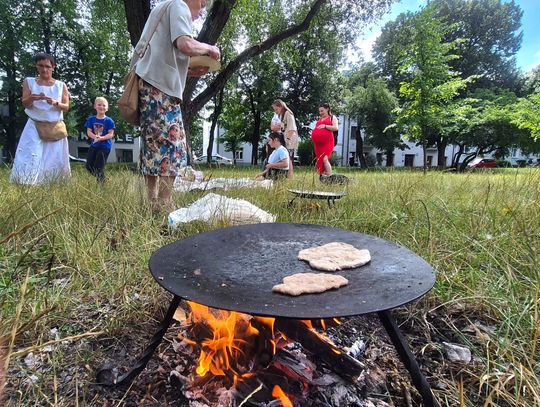 Pieczenie podpłomyków na słomianym rynku