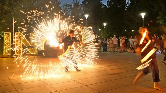 Fireshow o zachodzie słońca na Placu Litewskim