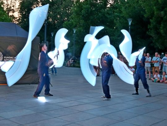 Fireshow o zachodzie słońca na Placu Litewskim