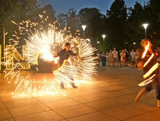 Fireshow o zachodzie słońca na Placu Litewskim