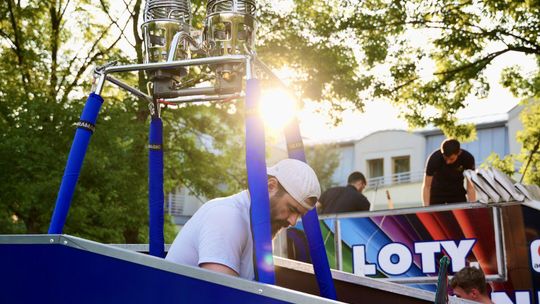 Przygotowania do zawodów balonowych w Nałęczowie