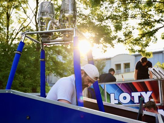 Przygotowania do zawodów balonowych w Nałęczowie