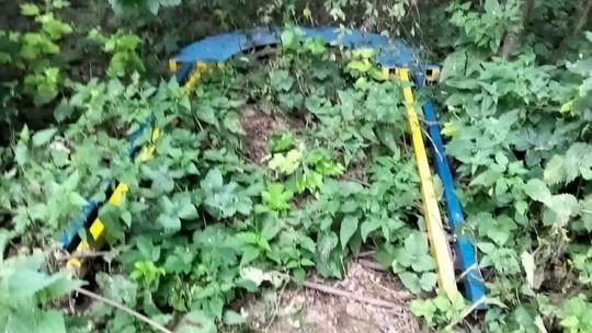 Uszkodzony pomnik UPA