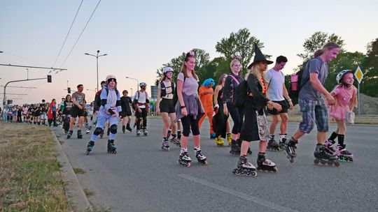 VIVO Nightskating Lublin. Rolkarze w asyście rowerzystów wieczorem na ulicach miasta