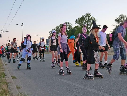 VIVO Nightskating Lublin. Rolkarze w asyście rowerzystów wieczorem na ulicach miasta