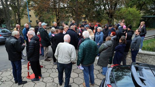 Przy Skautów dalej nerwowo. Mieszkańcy widzą budowę parkingu bez wycinki drzew.