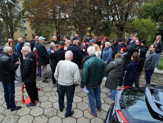 Przy Skautów dalej nerwowo. Mieszkańcy widzą budowę parkingu bez wycinki drzew.