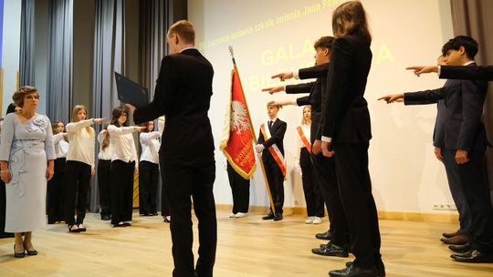 20 rocznica nadania Zespołowi Szkół nr 5  imienia  Jana  Pawła  II i ślubowaniem uczniów klas pierwszych
