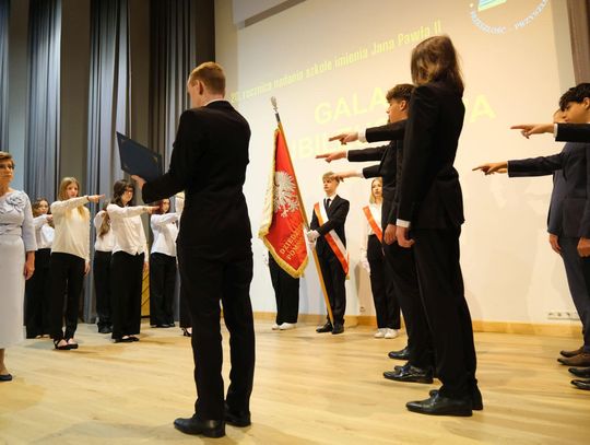 20 rocznica nadania Zespołowi Szkół nr 5  imienia  Jana  Pawła  II i ślubowaniem uczniów klas pierwszych