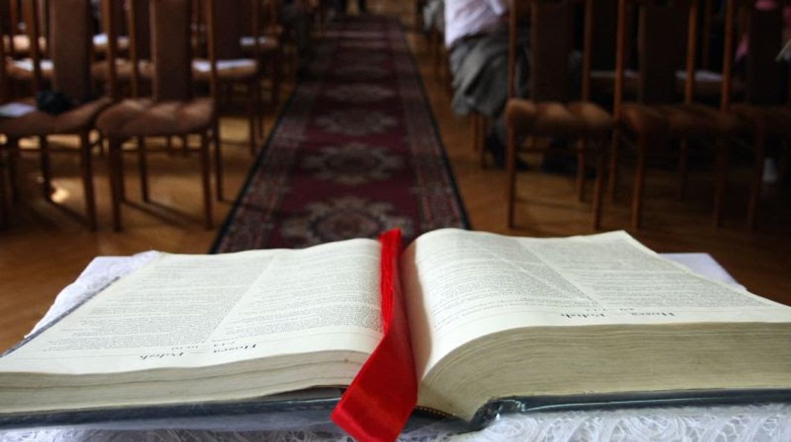 Jak człowiek może się zachować w obliczu cierpienia? Ten temat najlepiej omówić na podstawie: