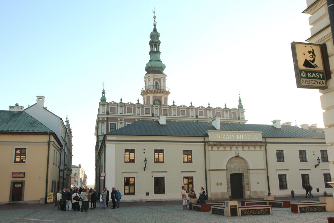 Ten przepiękny ratusz znajduje się na ryku w...