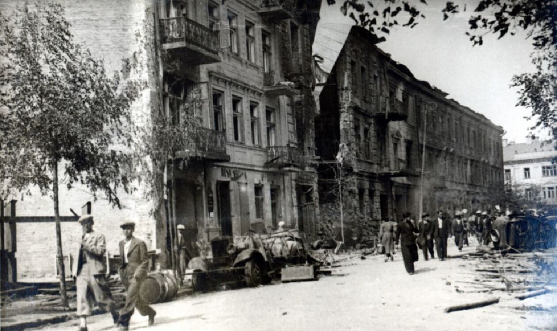 W tym budynku mieścił się Dom Bankowy do 1939 roku. Przy jakiej ulicy się znajdował?