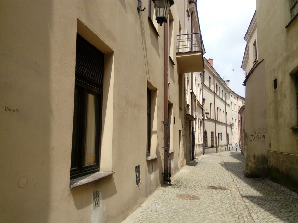 Wchodzimy na Stare Miasto przechodząc od strony deptaka przez Bramę Krakowską i zaraz za nią skręcamy w lewo w wąską uliczkę. To ulica...