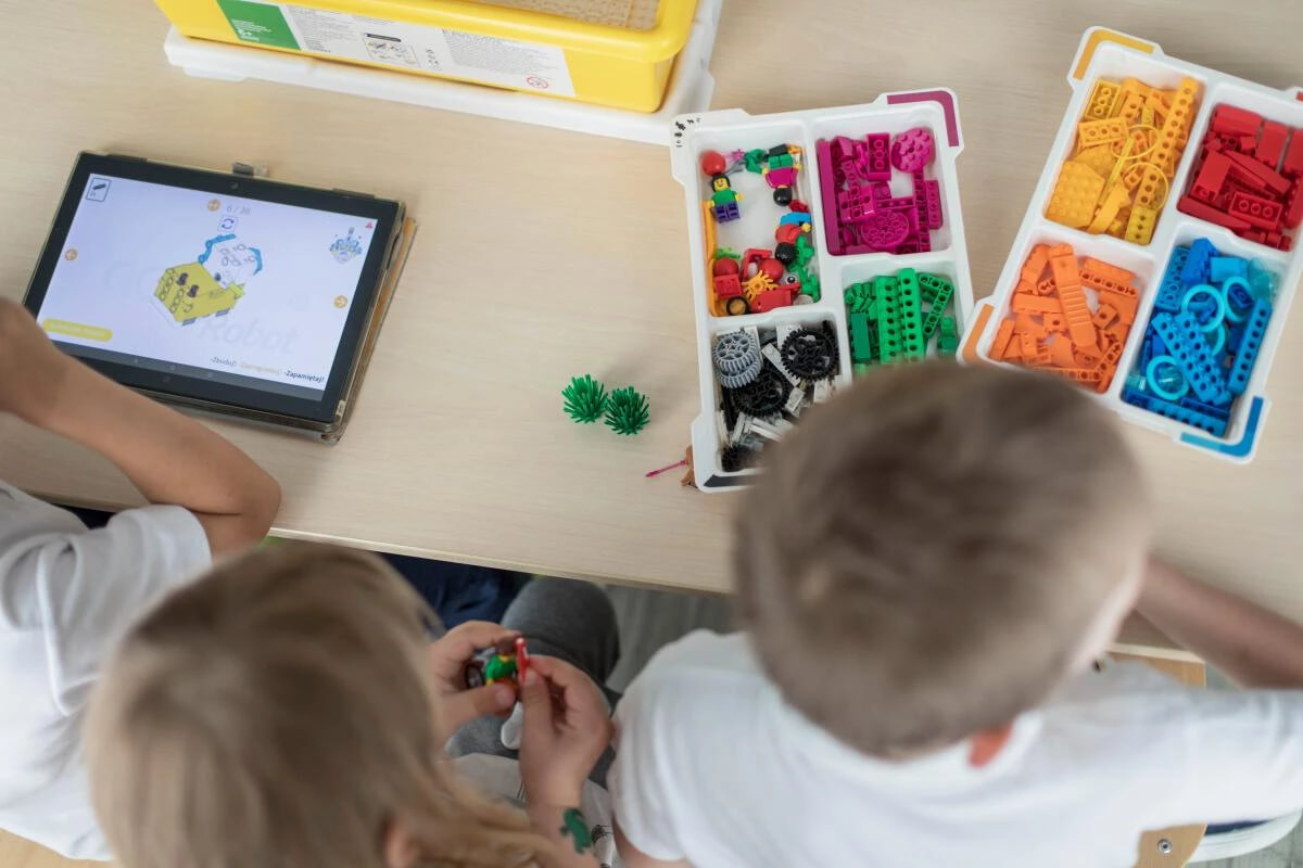 Dzieci składające robota z klocków