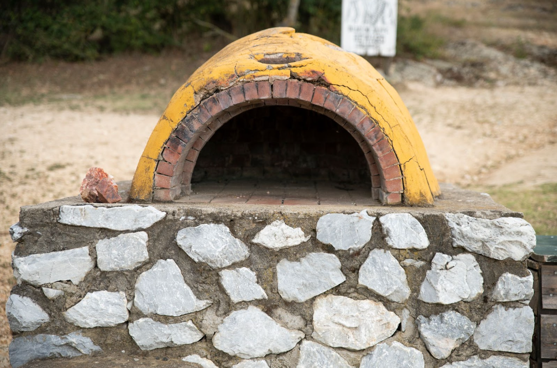 tradycyjny piec do pizzy z glinianą kopułą