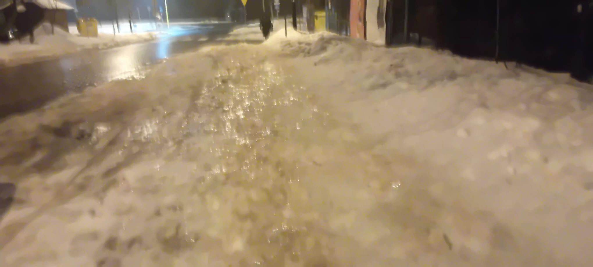 Oblodzony chodnik zimą – śliska nawierzchnia po opadach i mrozie