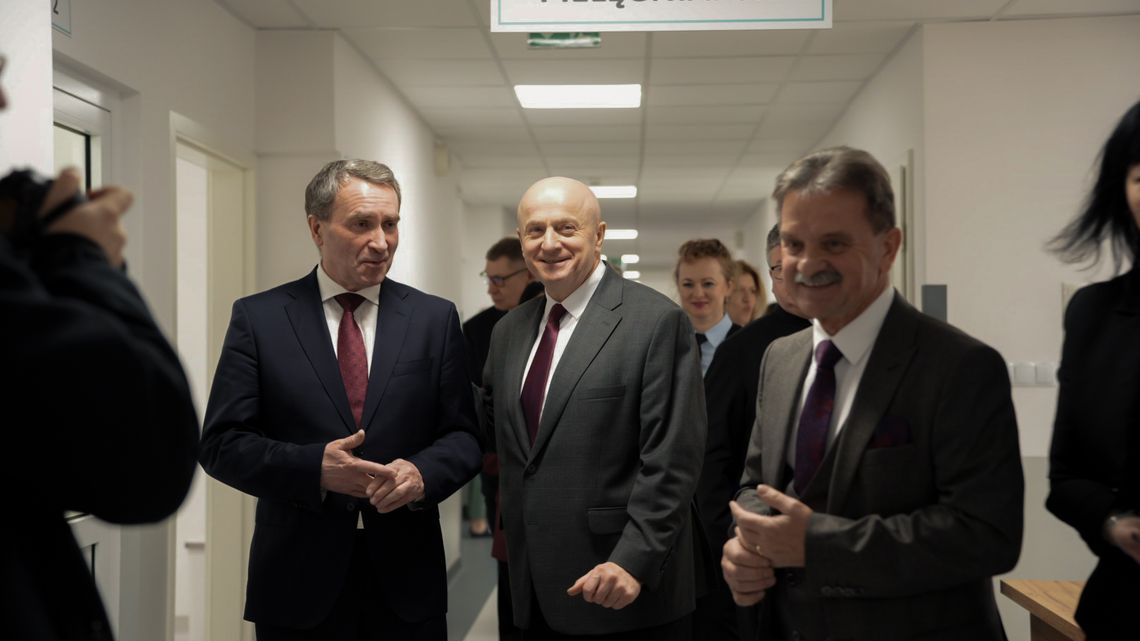 Marek Kos oraz marszałek Jarosław Stawiarski otworzyli wyremontowany oddział