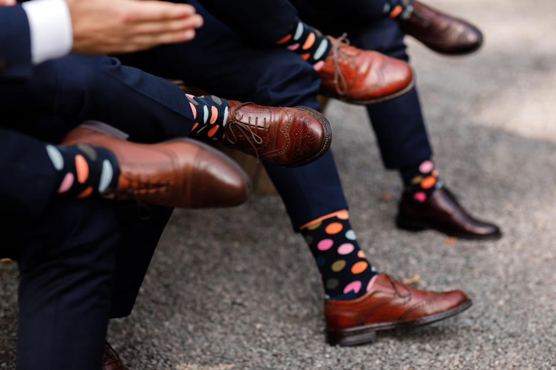 biznesmeni w personalizowanych skarpetkach