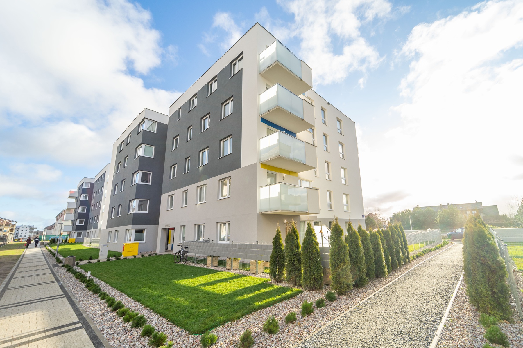 Docieplenie przegród budynku i ocieplenie ścian zewnętrznych w blokach – rozwiązanie, które pozwala zmniejszyć koszty ogrzewania i obniżyć koszty eksploatacyjne.