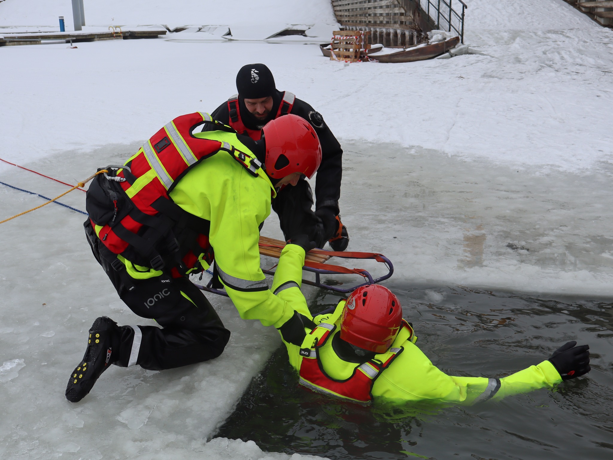 ratownicy wyciągają człowieka z przerębla 