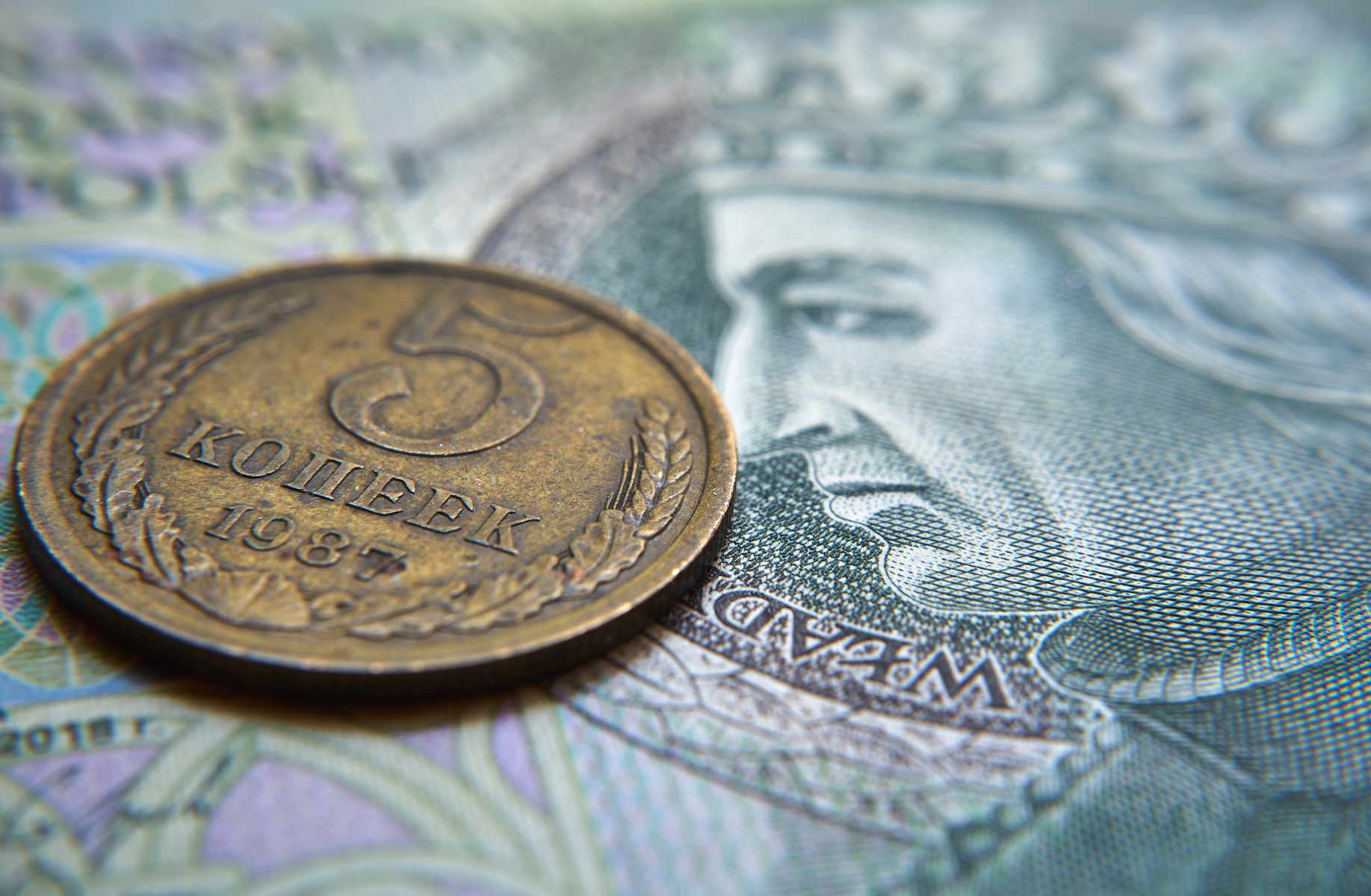 Ile może być warte złoto carskiej Rosji monety z wizerunkiem cara Mikołaja II i symbolem władzy, takie jak berło i jabłko, mające swoją unikalną historię.