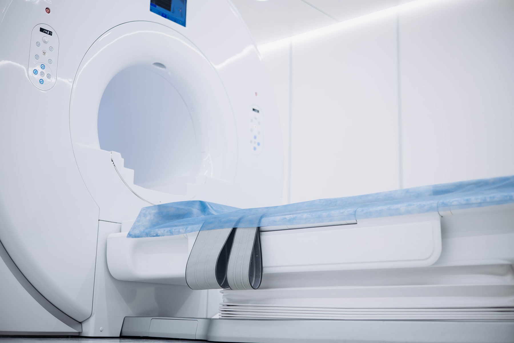 Maszyna wykonująca rezonans magnetyczny nerek wykonywany u pacjenta podczas diagnostyki układu moczowego.