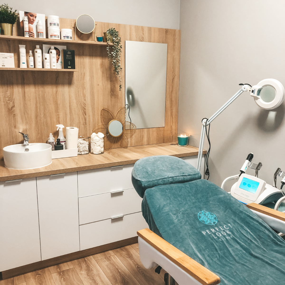 Nowoczesny gabinet zabiegowy PerfectLook Clinic z profesjonalnym fotelem kosmetycznym i specjalistycznym sprzętem do pielęgnacji twarzy i ciała.