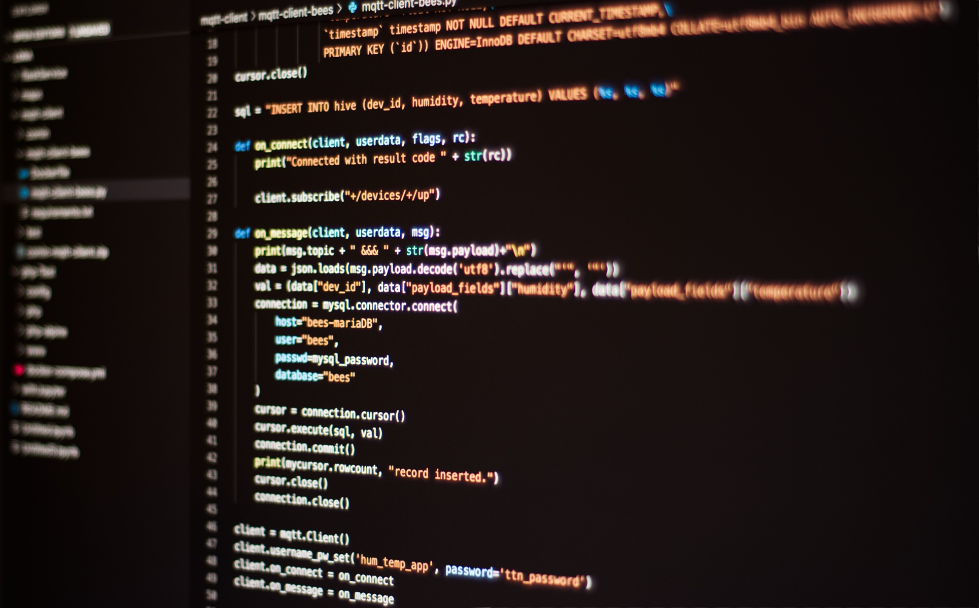 Kod Pythona dla klienta MQTT przechowującego dane w bazie danych mySQL