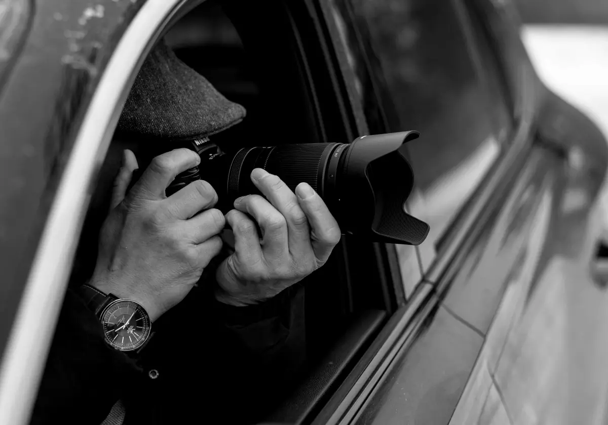 Detektyw z aparatem fotograficznym