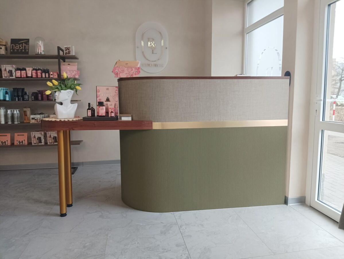 elegancka lada recepcyjna na wymiar z drewnianym fornirem tkaniną i złotymi detalami od WILKING