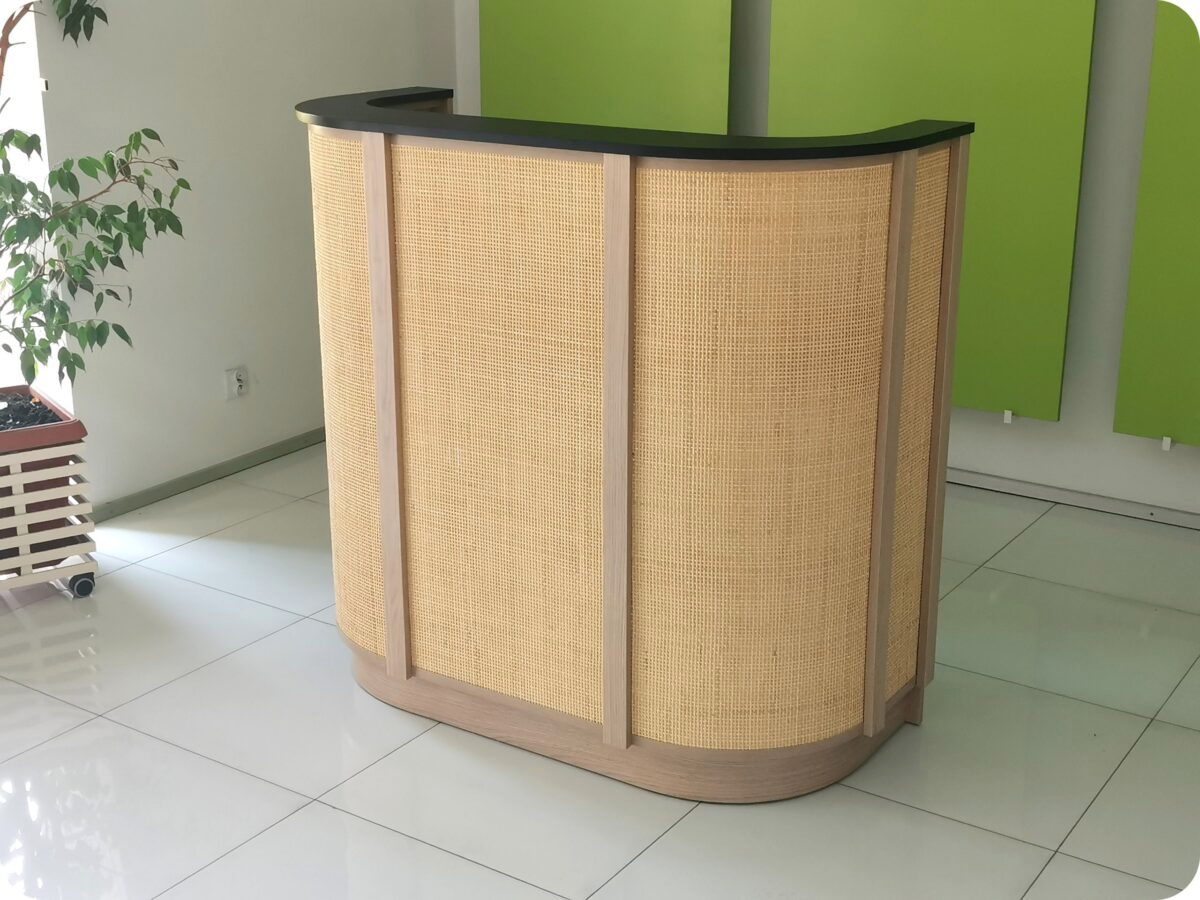 kompaktowa lada recepcyjna na wymiar z naturalnym rattanowym frontem do salonu beauty