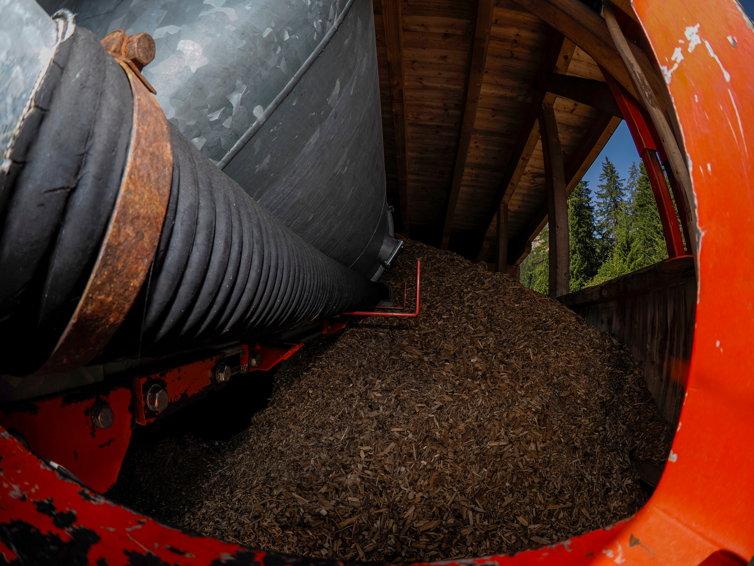 Silos na trociny połączony z podajnikiem ślimakowym w kotłowni zakładu